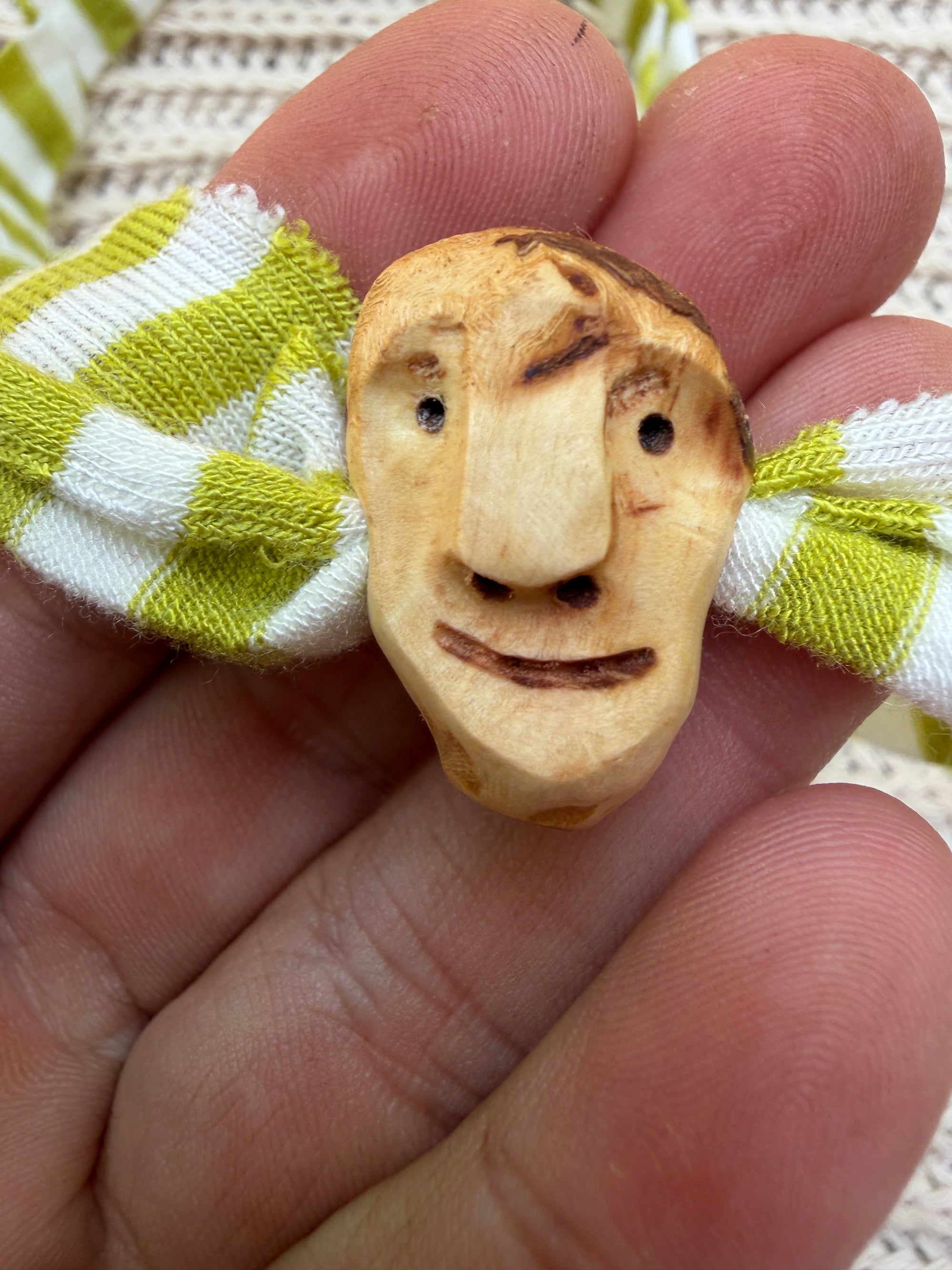 Armbandwichtel Faendriel handgeschnitzt aus magischer Baumperle