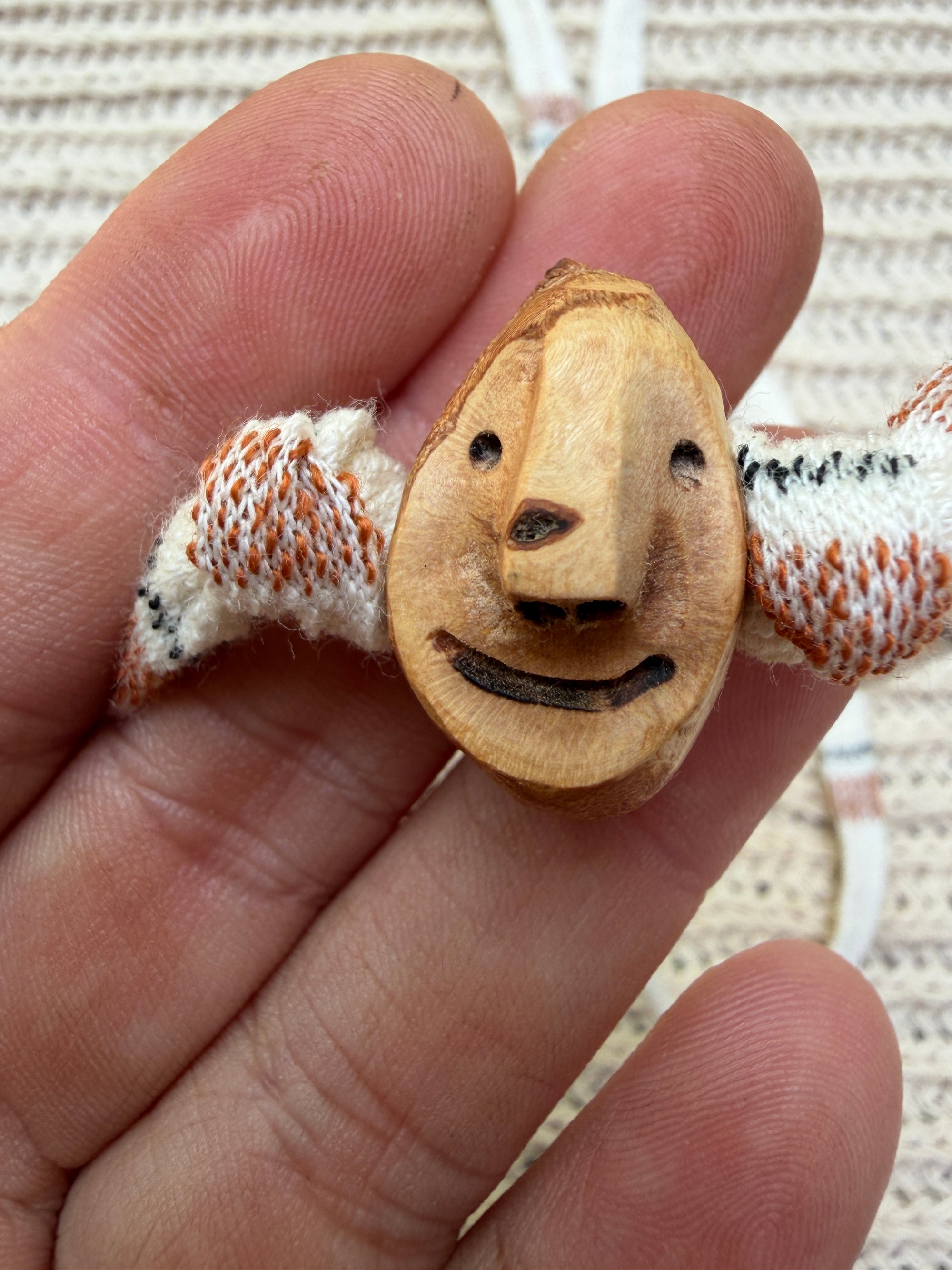 Armbandwichtel Sylvara handgeschnitzt aus magischer Baumperle