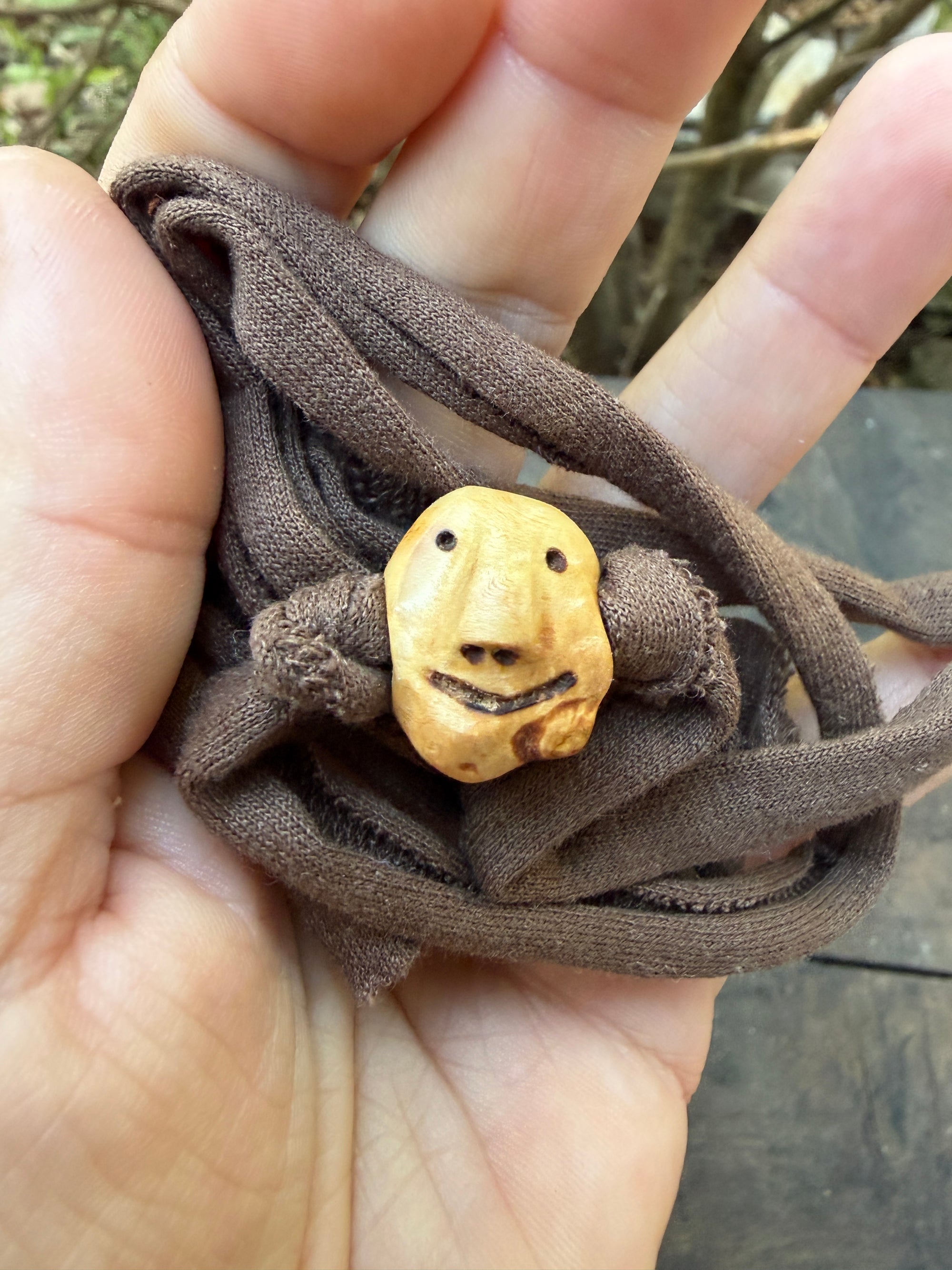 Armbandwichtel Pfützenspringer handgeschnitzt aus magischer Baumperle