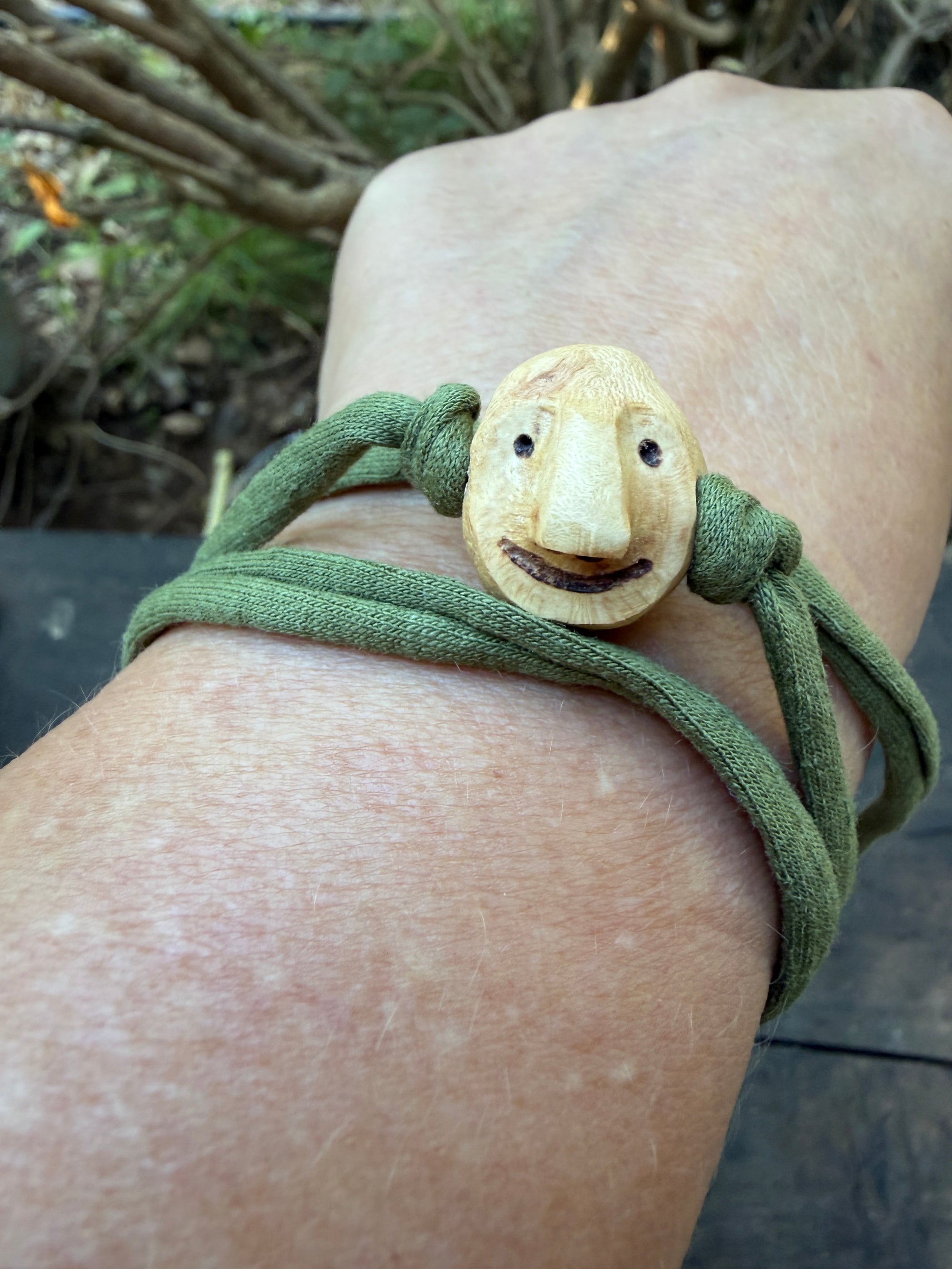 Armbandwichtel Federleicht handgeschnitzt aus magischer Baumperle