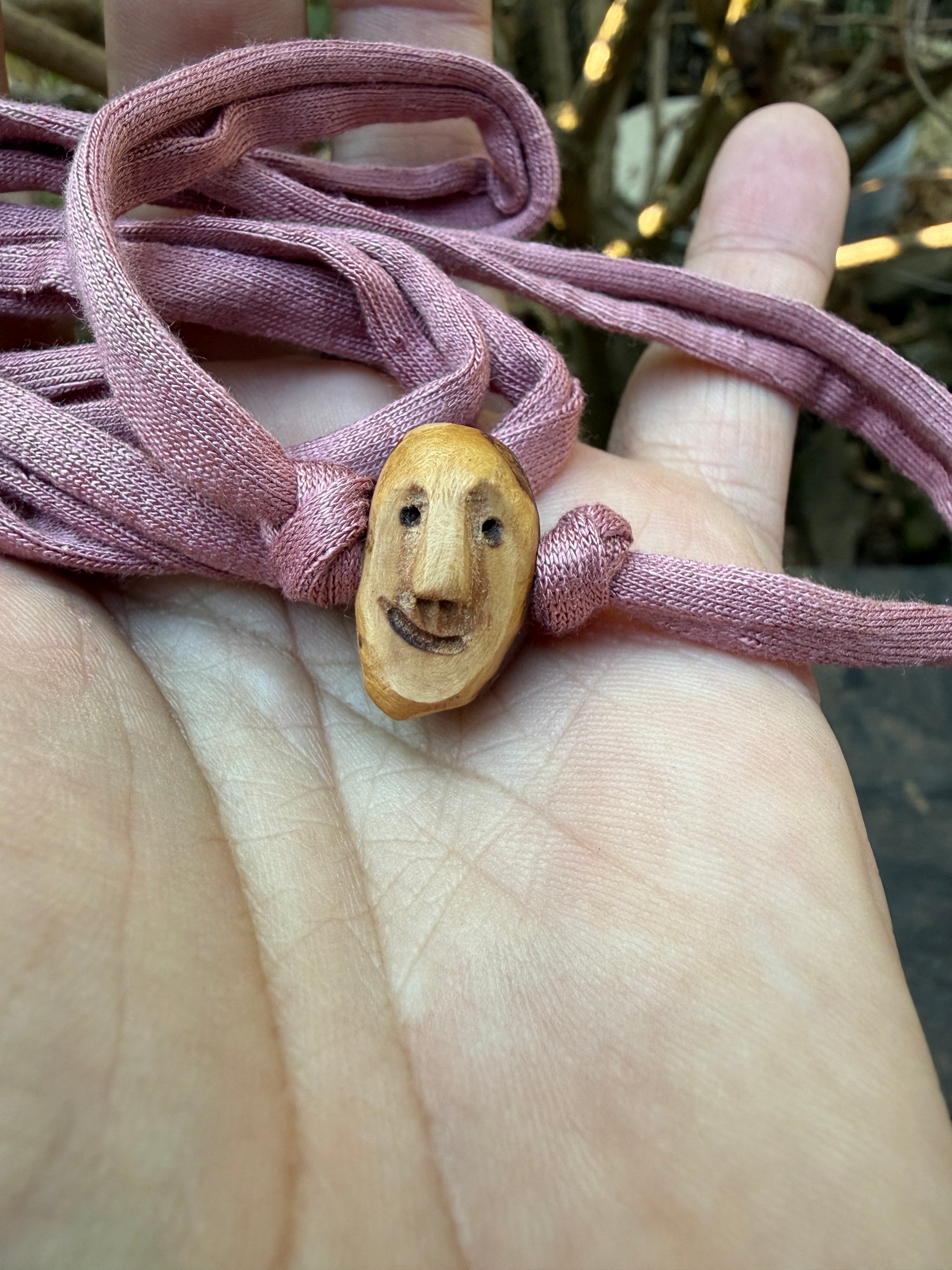 Armbandwichtel Schneckenfreund handgeschnitzt aus magischer Baumperle