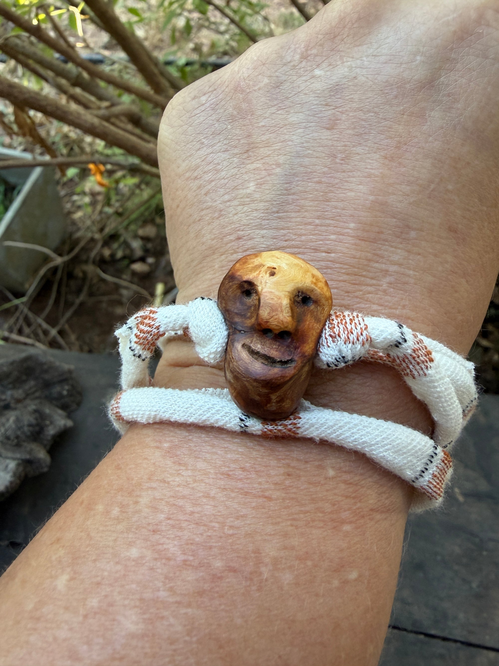 Armbandwichtel Grillenlauscher handgeschnitzt aus magischer Baumperle