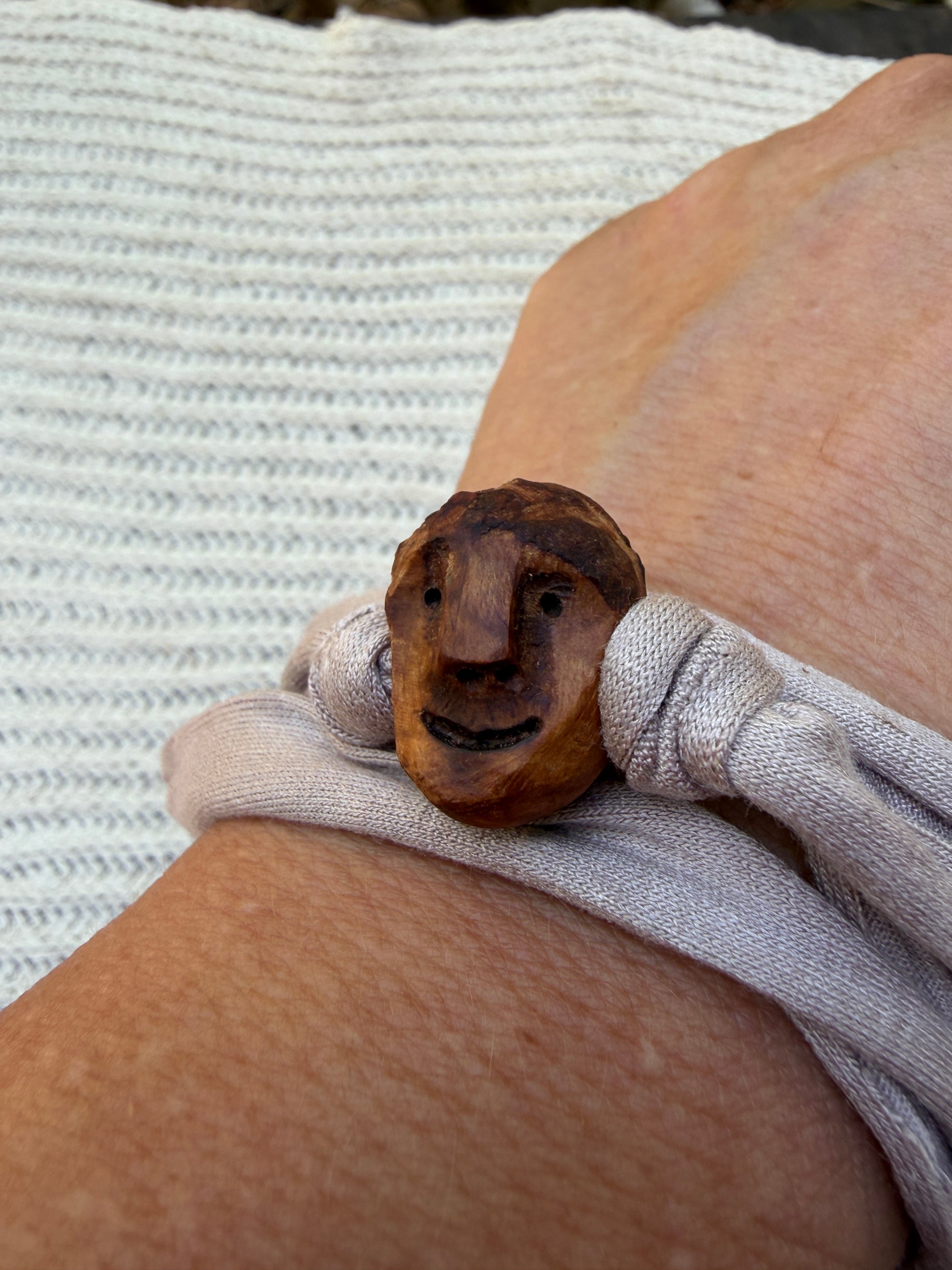 Armbandwichtel Purtzi handgeschnitzt aus magischer Baumperle