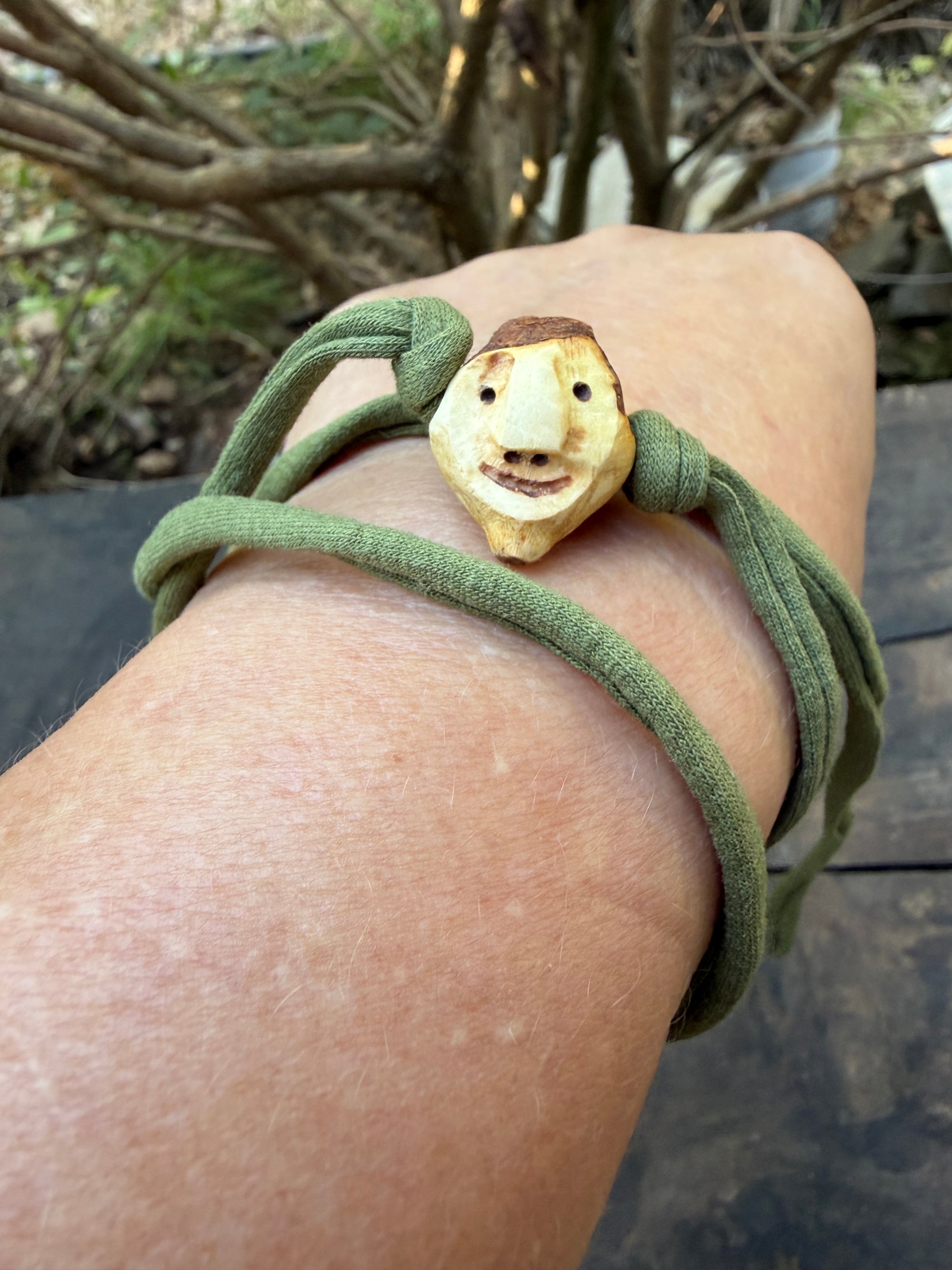 Armbandwichtel Eichelchen handgeschnitzt aus magischer Baumperle