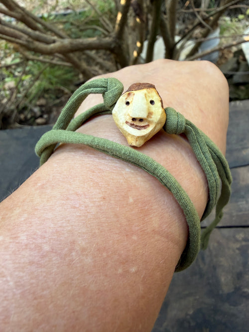 Armbandwichtel Eichelchen handgeschnitzt aus magischer Baumperle