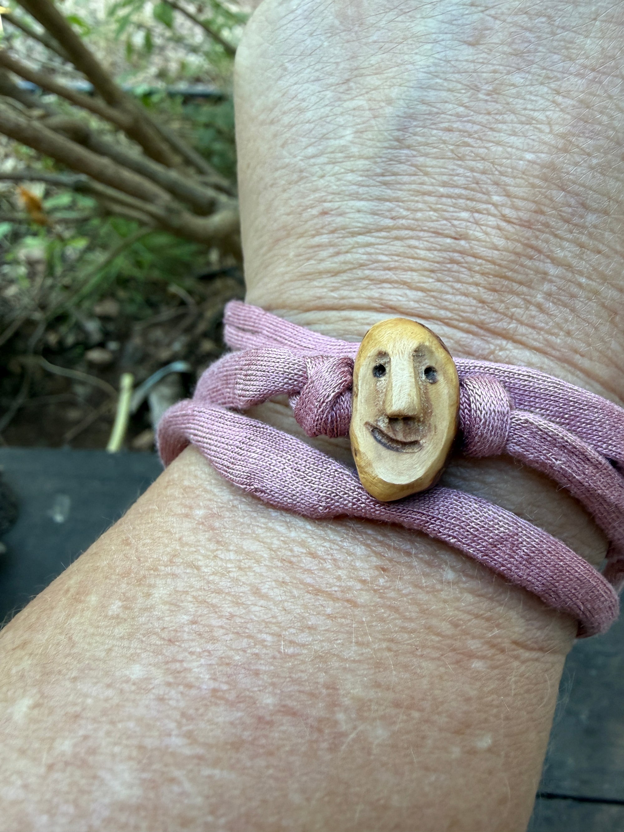 Armbandwichtel Schneckenfreund handgeschnitzt aus magischer Baumperle