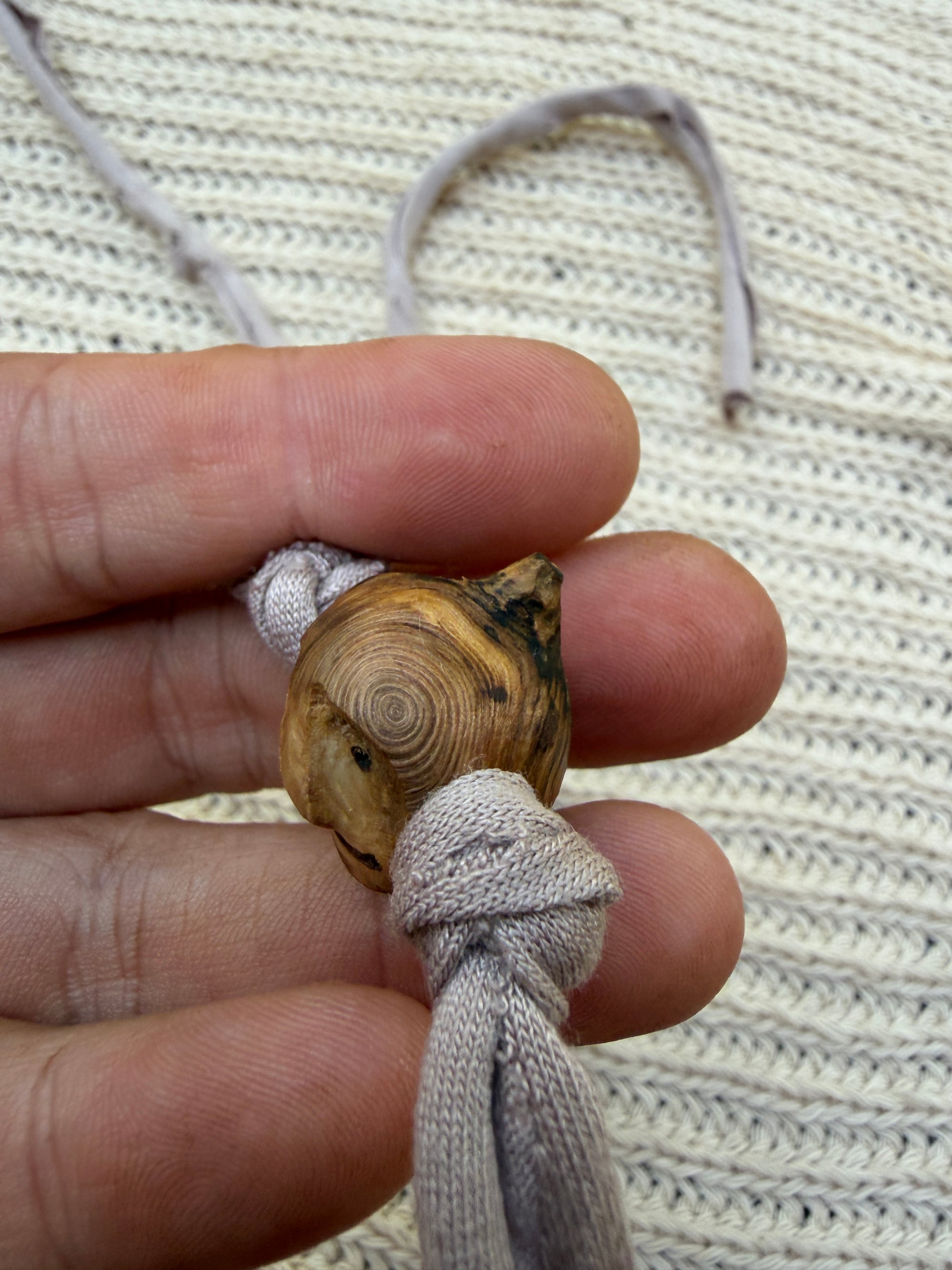 Armbandwichtel Hurtzi handgeschnitzt aus magischer Baumperle