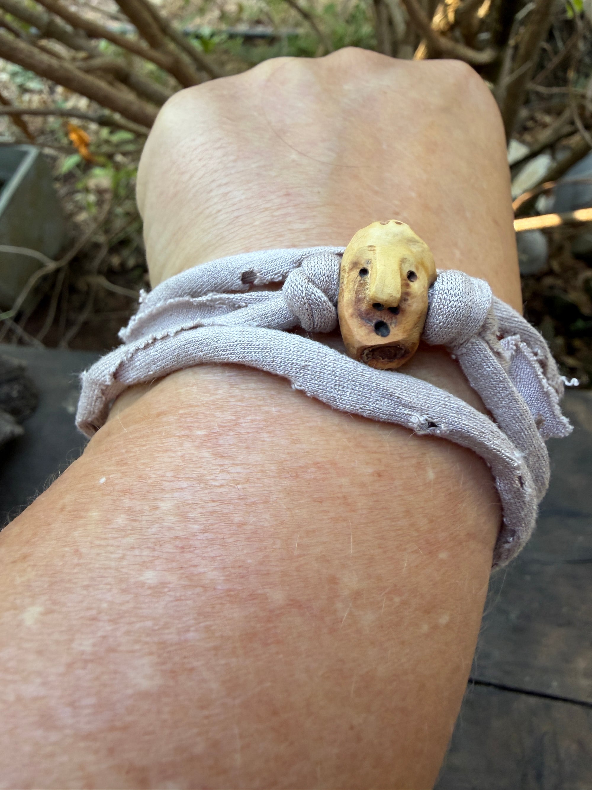 Armbandwichtel Windflüsterer handgeschnitzt aus magischer Baumperle