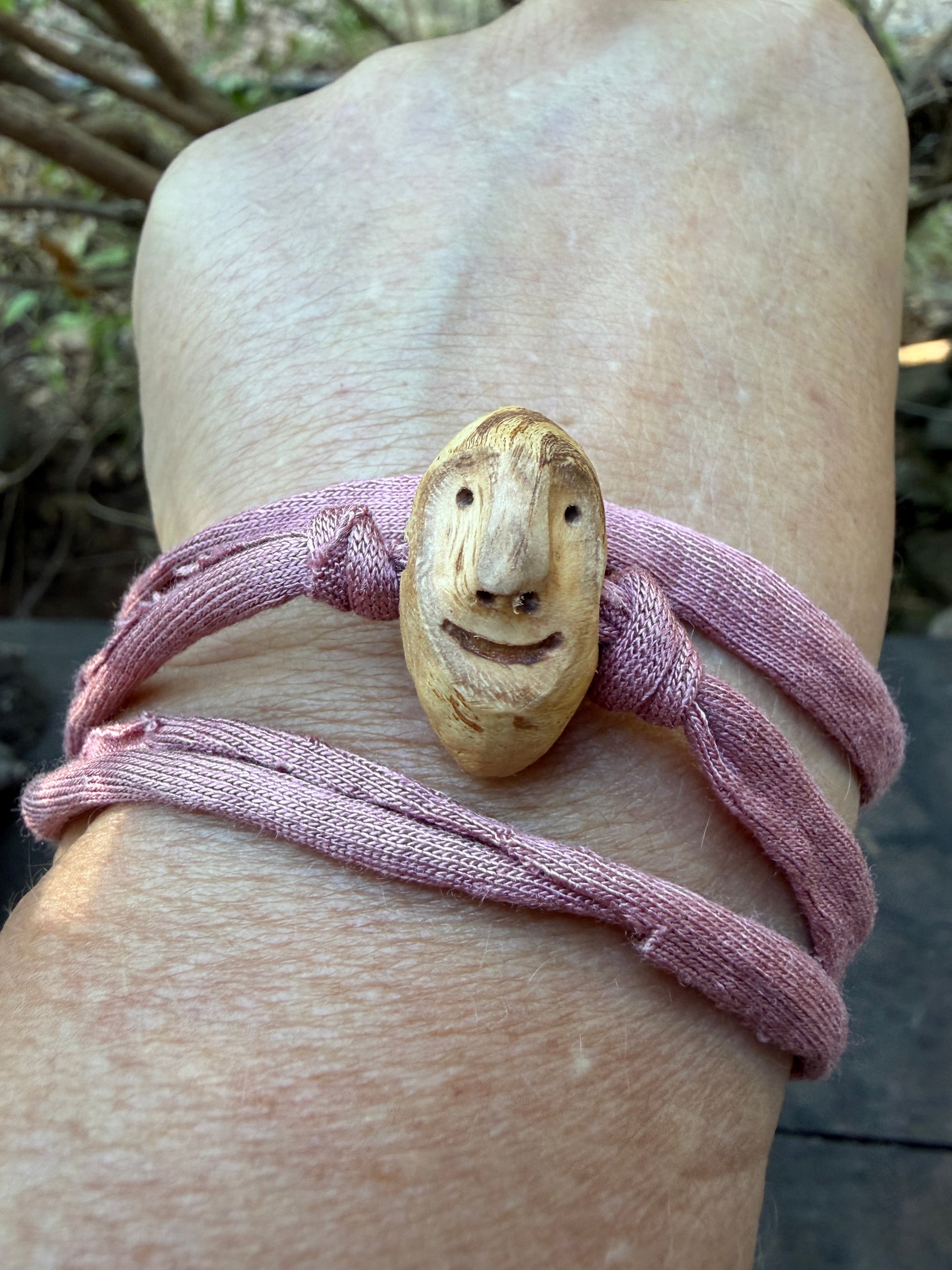 Armbandwichtel Silberstreif handgeschnitzt aus magischer Baumperle