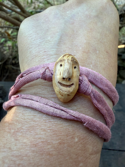 Armbandwichtel Silberstreif handgeschnitzt aus magischer Baumperle