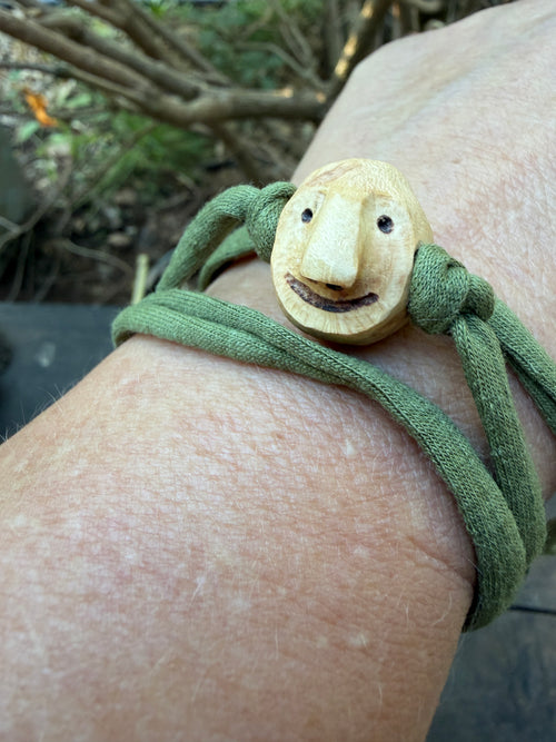 Armbandwichtel Federleicht handgeschnitzt aus magischer Baumperle
