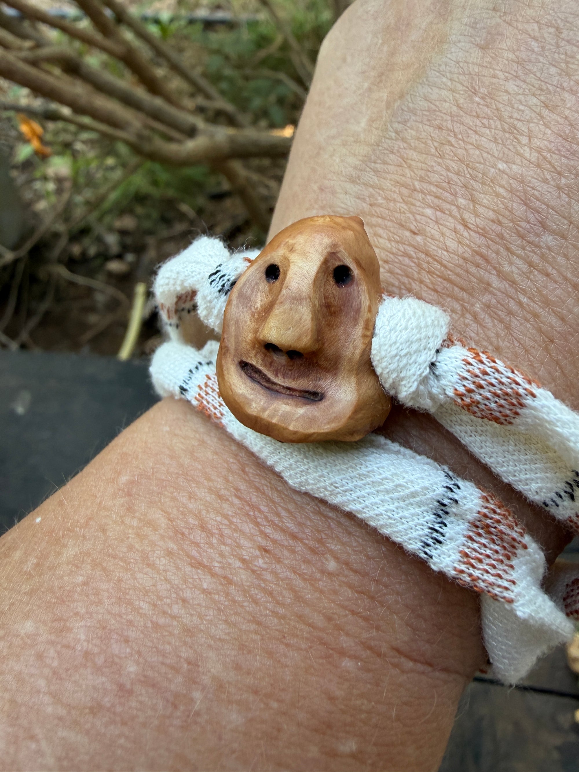 Armbandwichtel Mondgucker handgeschnitzt aus magischer Baumperle