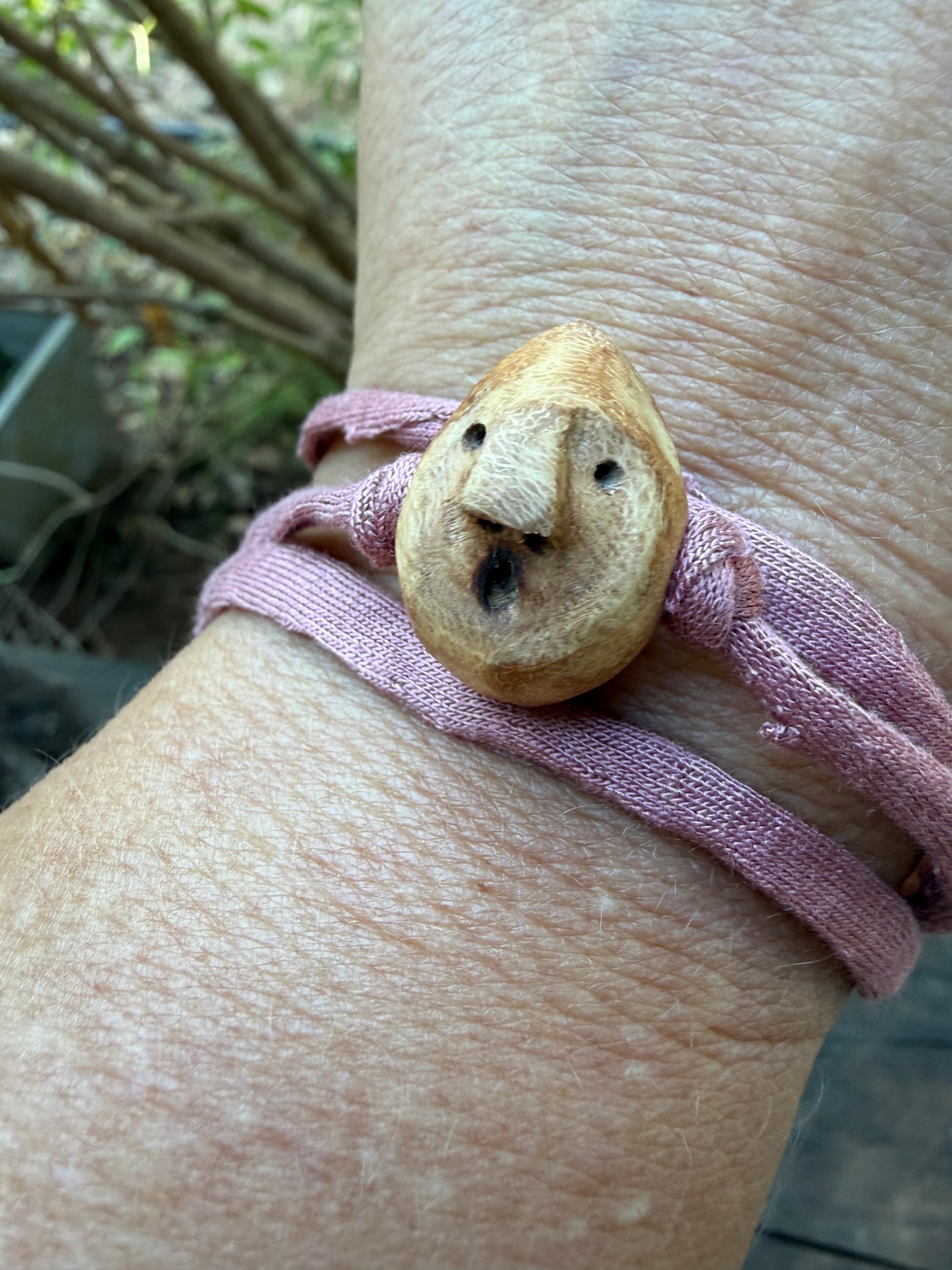 Armbandwichtel Rindenklopfer handgeschnitzt aus magischer Baumperle