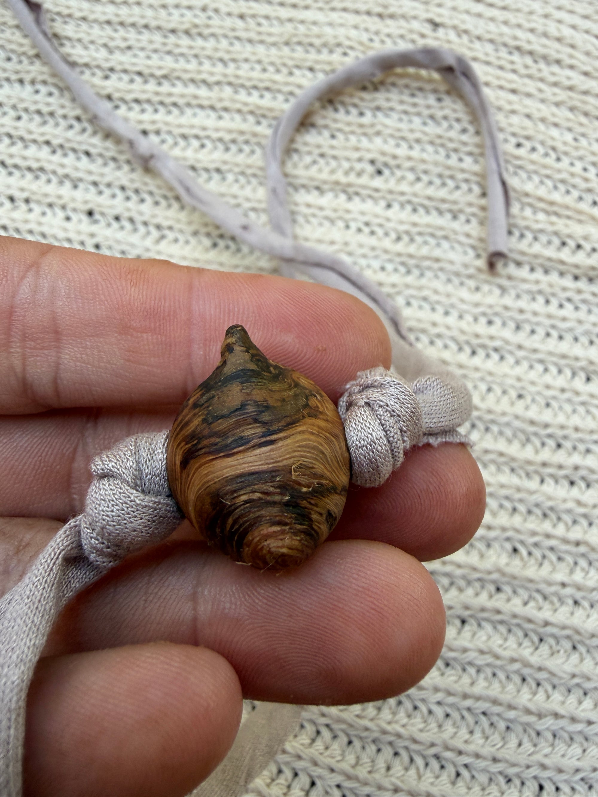 Armbandwichtel Hurtzi handgeschnitzt aus magischer Baumperle