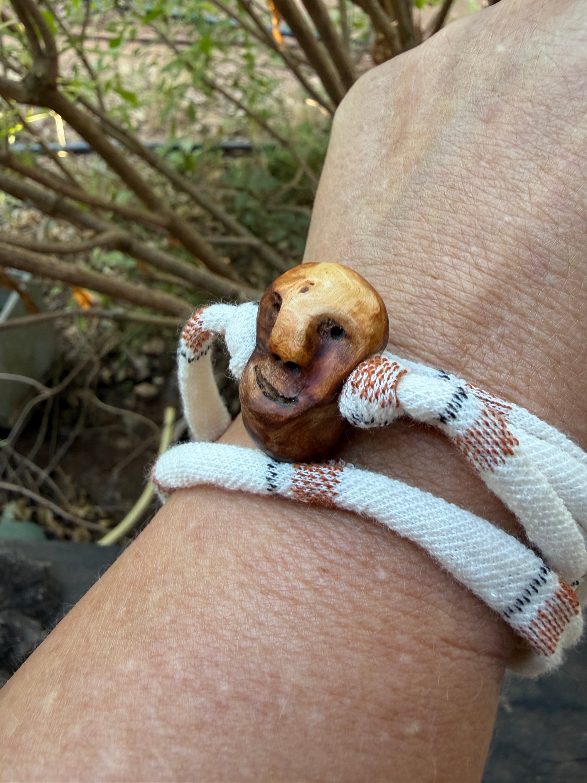 Armbandwichtel Grillenlauscher handgeschnitzt aus magischer Baumperle