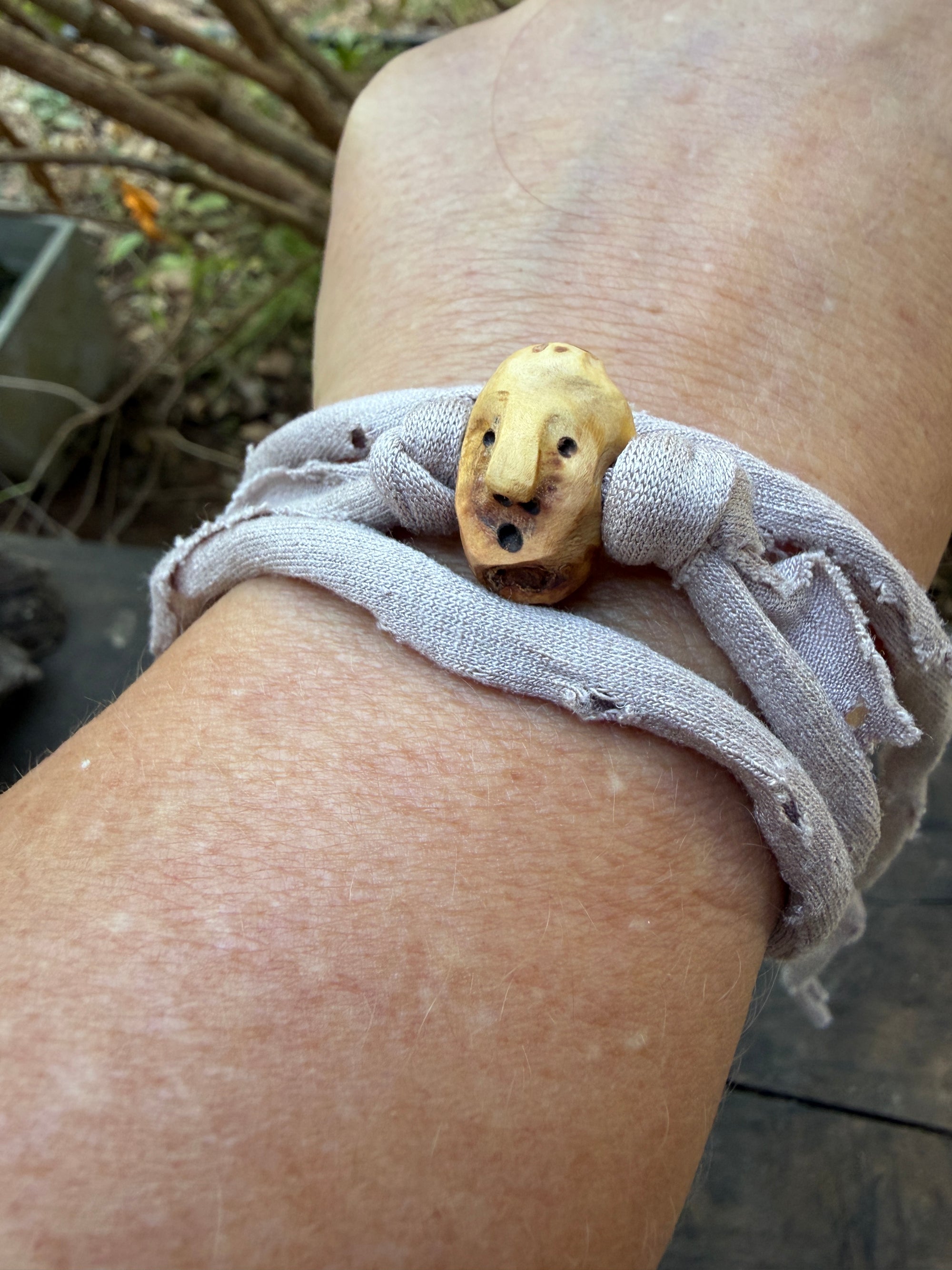 Armbandwichtel Windflüsterer handgeschnitzt aus magischer Baumperle