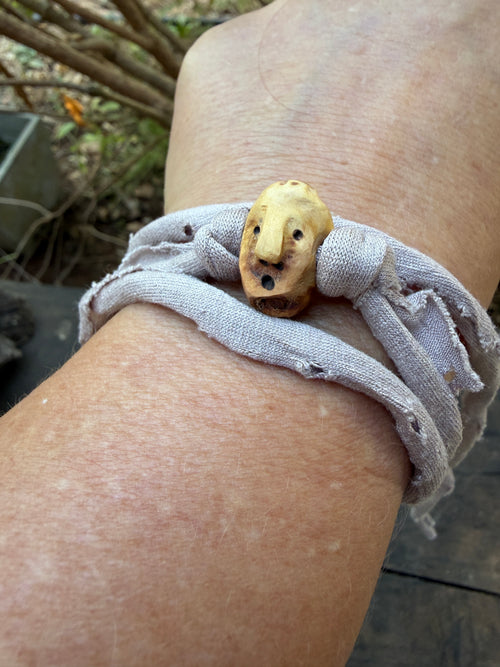 Armbandwichtel Windflüsterer handgeschnitzt aus magischer Baumperle
