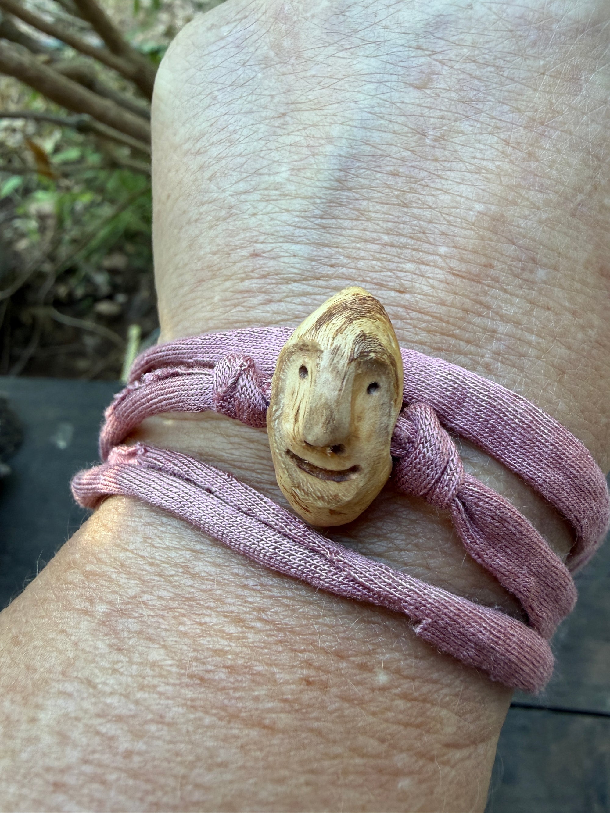 Armbandwichtel Silberstreif handgeschnitzt aus magischer Baumperle