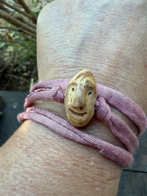 Armbandwichtel Silberstreif handgeschnitzt aus magischer Baumperle