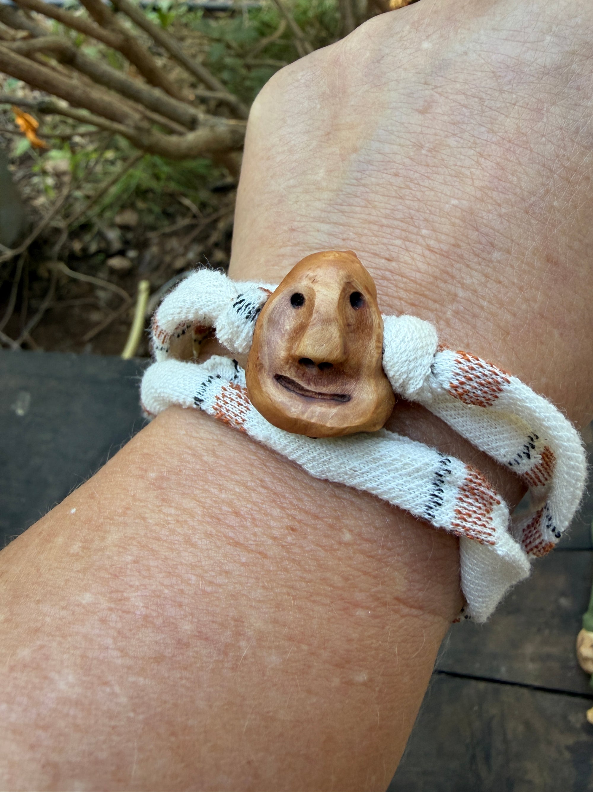 Armbandwichtel Mondgucker handgeschnitzt aus magischer Baumperle