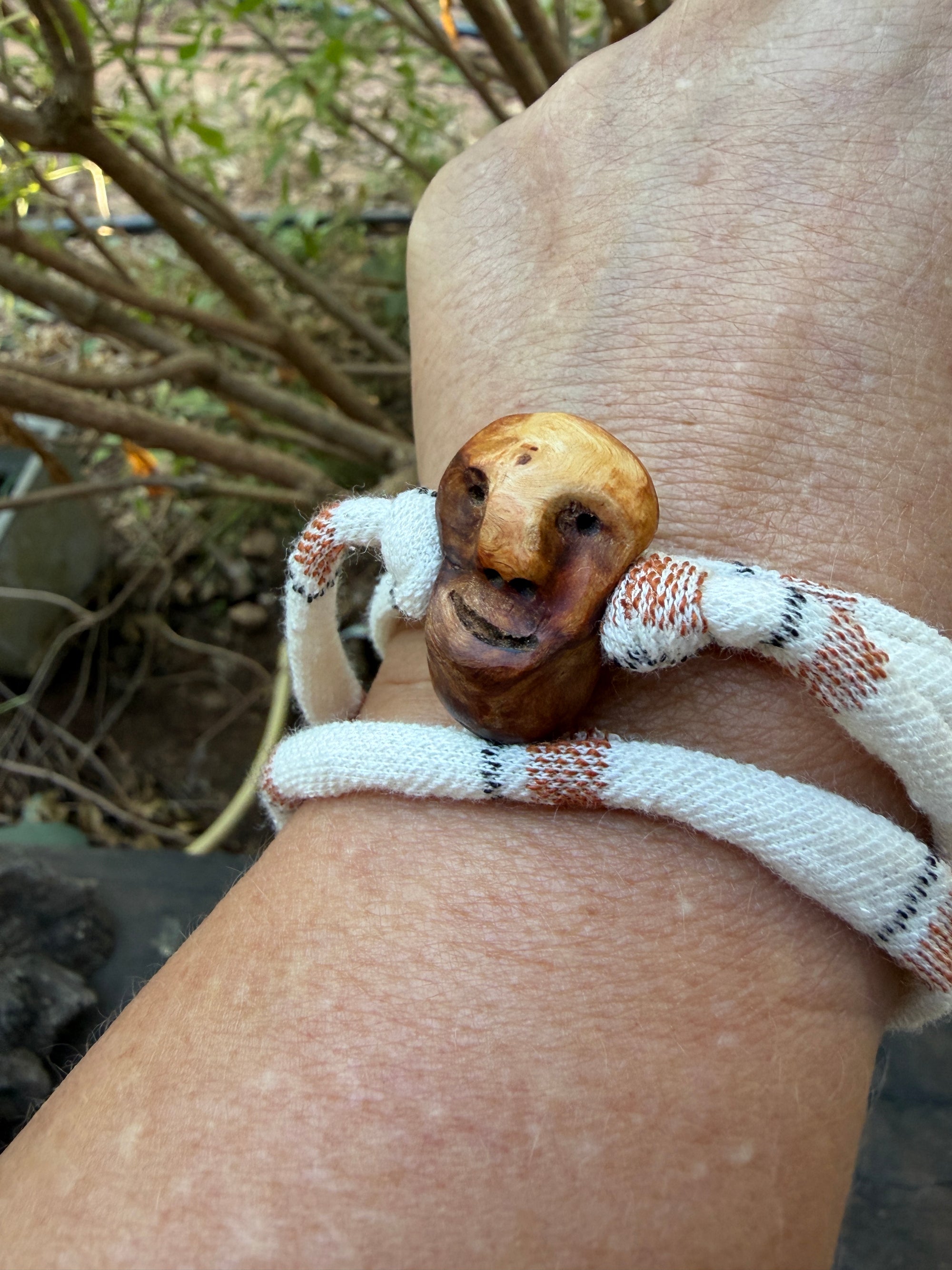 Armbandwichtel Grillenlauscher handgeschnitzt aus magischer Baumperle