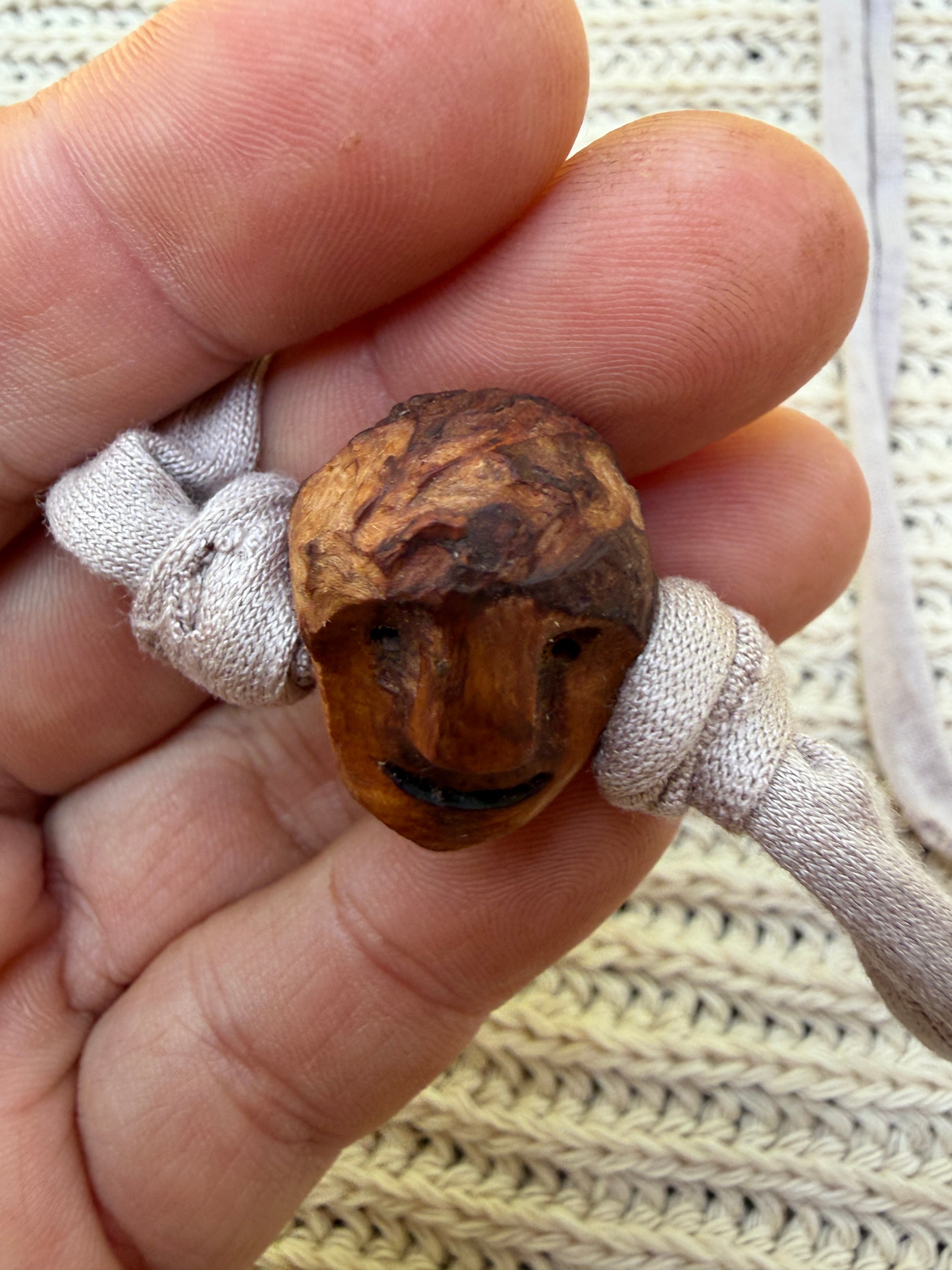 Armbandwichtel Purtzi handgeschnitzt aus magischer Baumperle