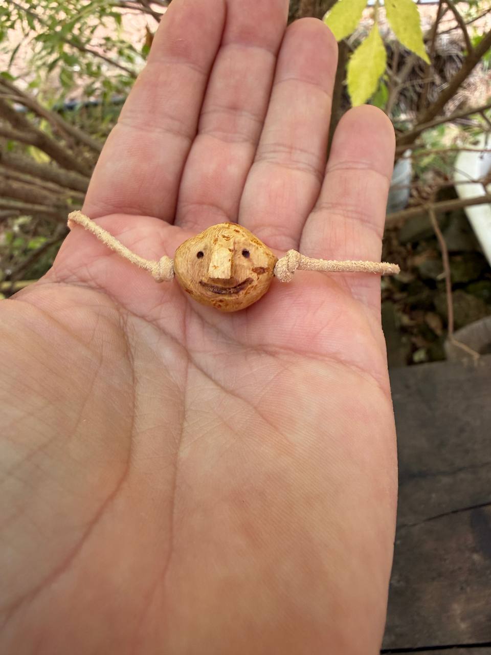 Armbandwichtel Zwirnel handgeschnitzt aus magischer Baumperle