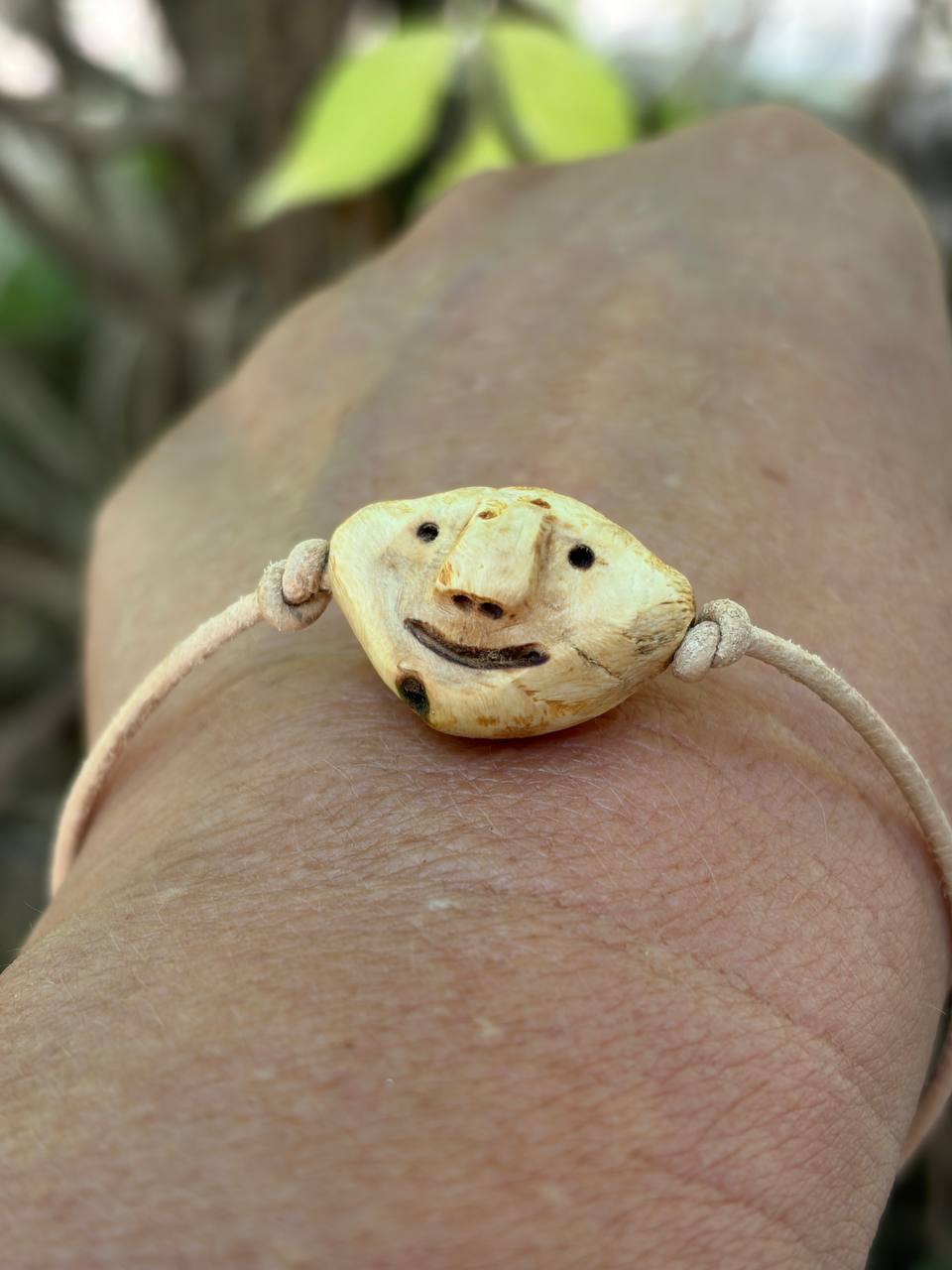Armbandwichtel Vindrek handgeschnitzt aus magischer Baumperle