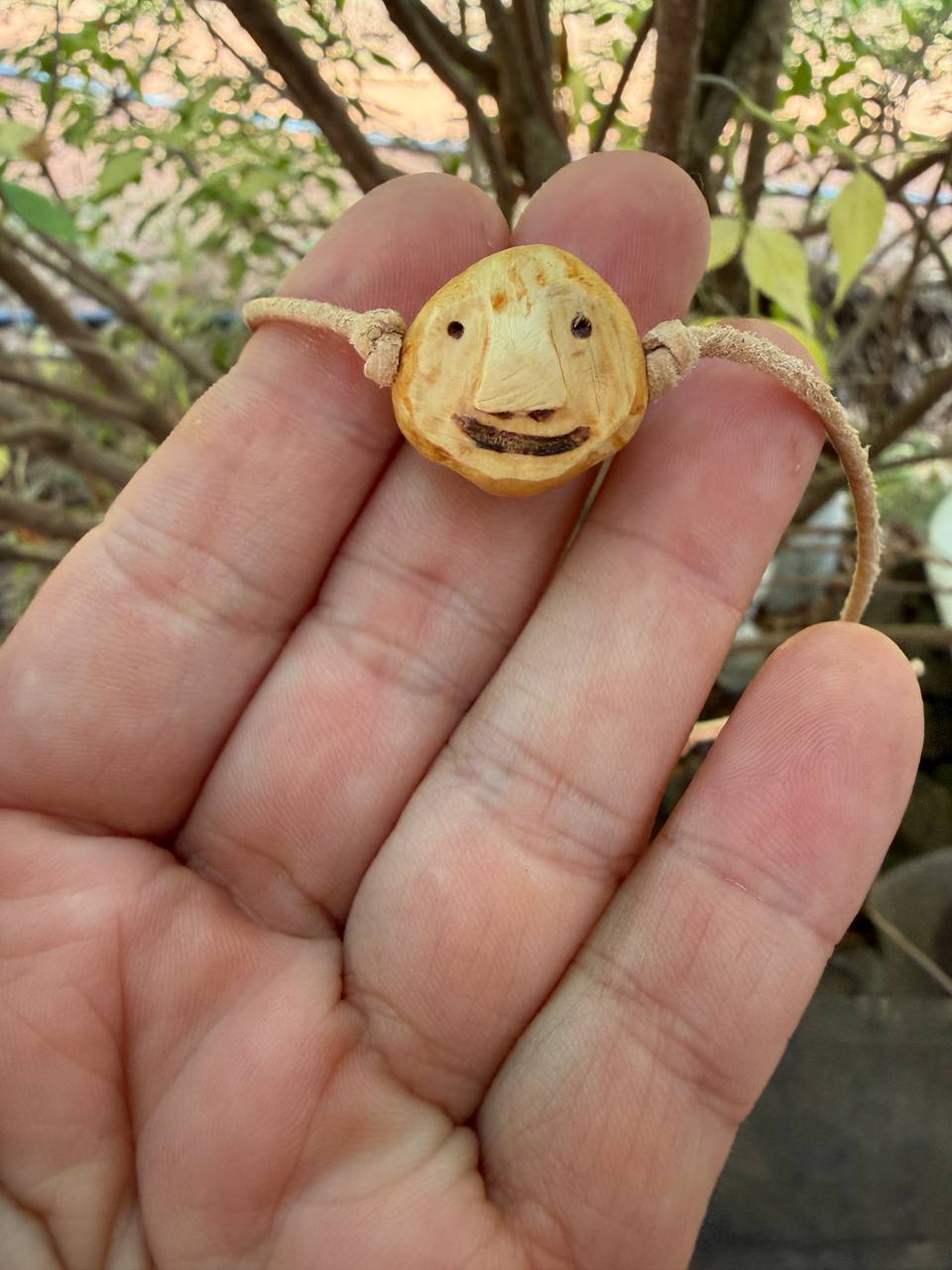 Armbandwichtel Kienzel handgeschnitzt aus magischer Baumperle