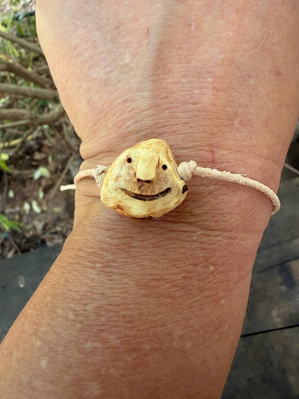Armbandwichtel Wurzelpold handgeschnitzt aus magischer Baumperle