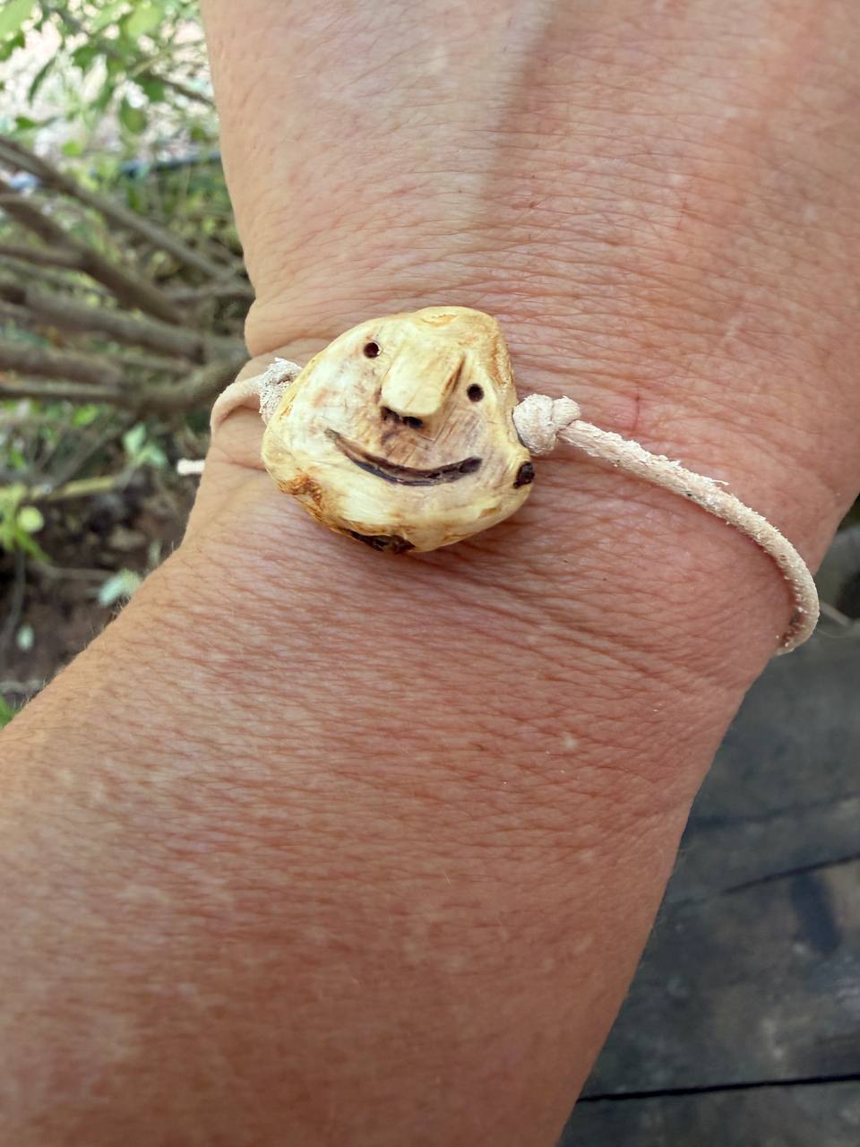 Armbandwichtel Wurzelpold handgeschnitzt aus magischer Baumperle