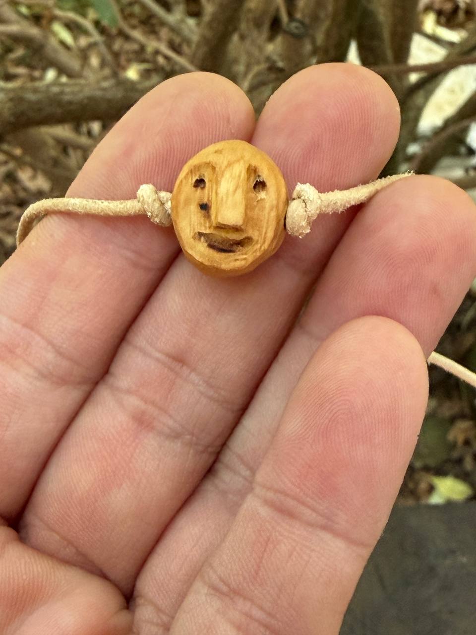 Armbandwichtel Waldemine handgeschnitzt aus magischer Baumperle