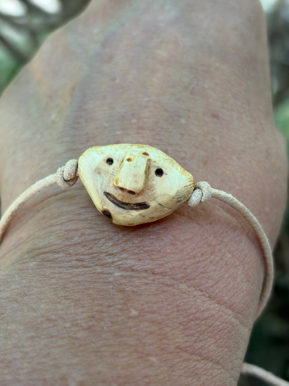 Armbandwichtel Vindrek handgeschnitzt aus magischer Baumperle
