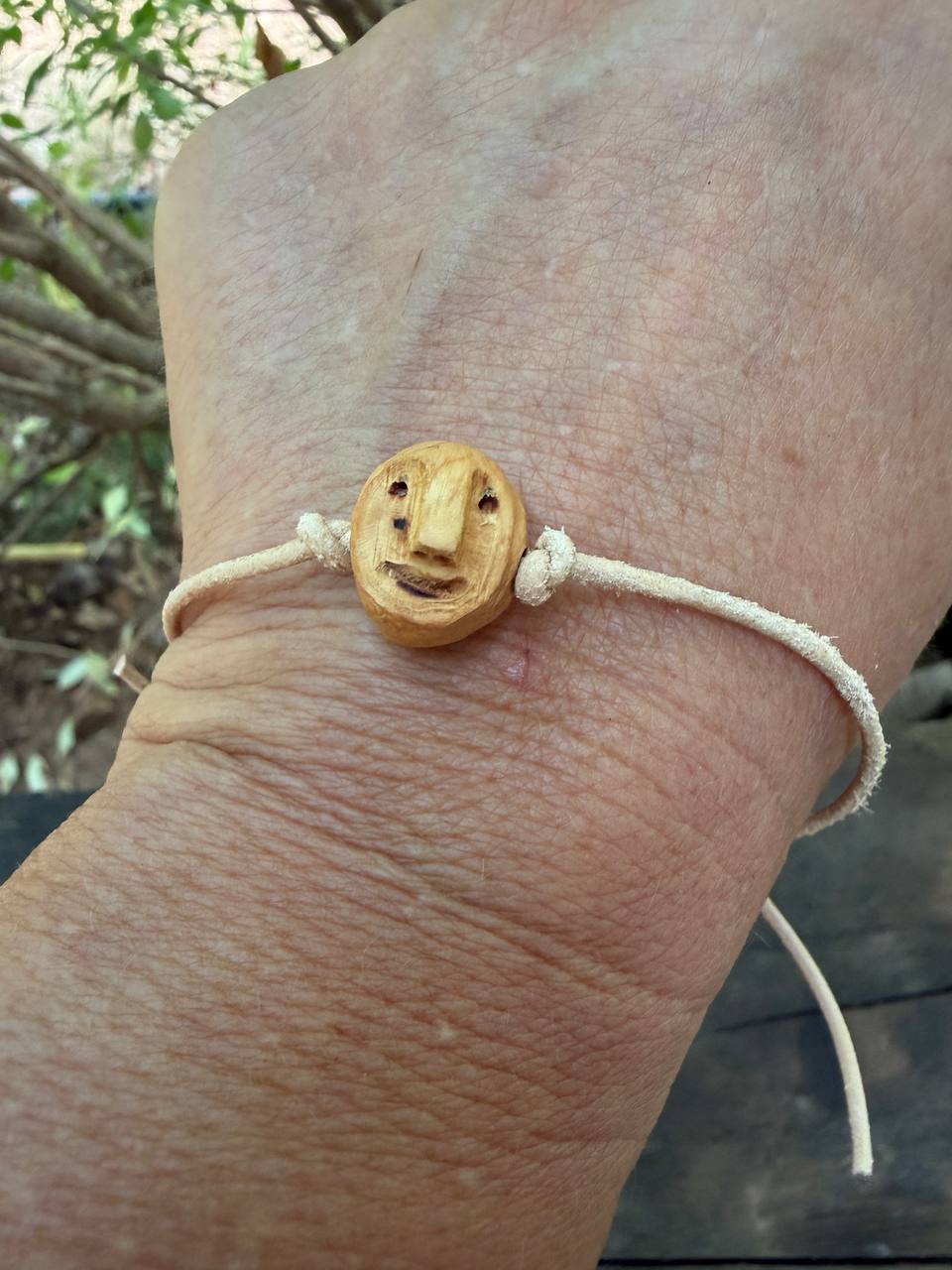 Armbandwichtel Waldemine handgeschnitzt aus magischer Baumperle