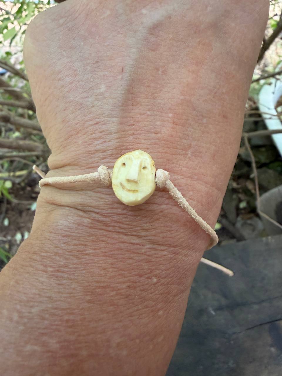 Armbandwichtel Nussi handgeschnitzt aus magischer Baumperle