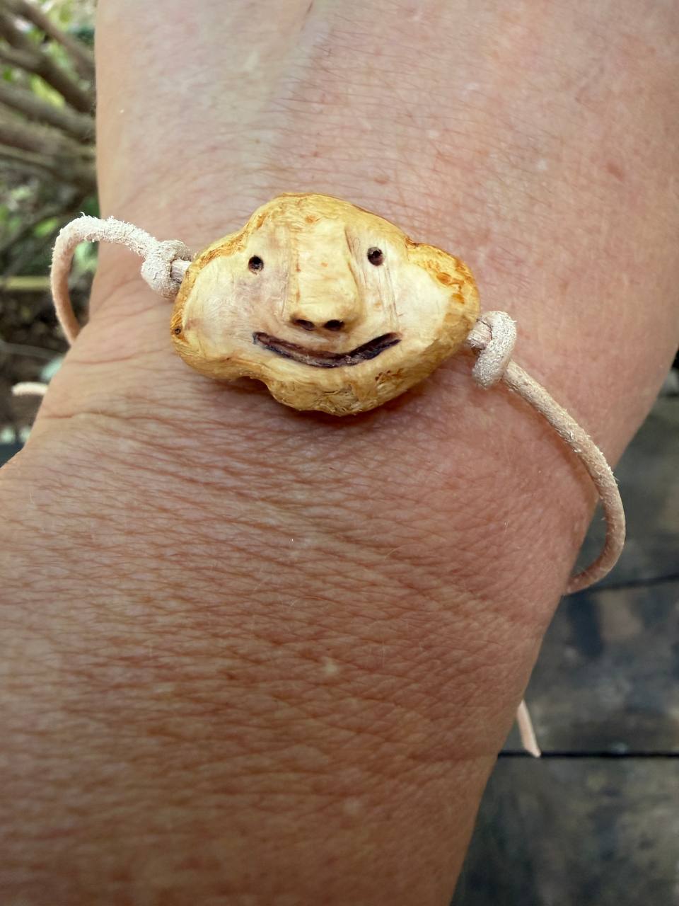 Armbandwichtel Farnulf handgeschnitzt aus magischer Baumperle