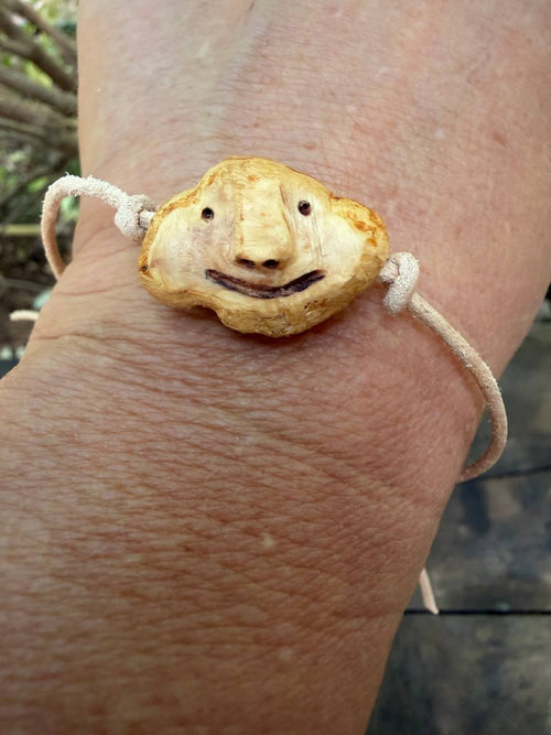 Armbandwichtel Farnulf handgeschnitzt aus magischer Baumperle