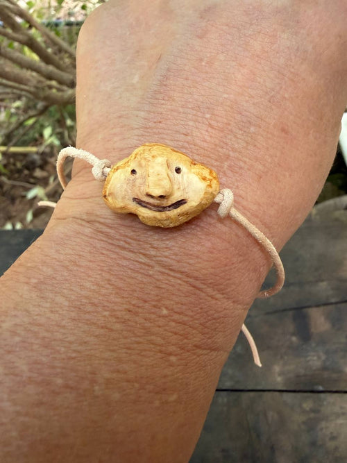 Armbandwichtel Farnulf handgeschnitzt aus magischer Baumperle