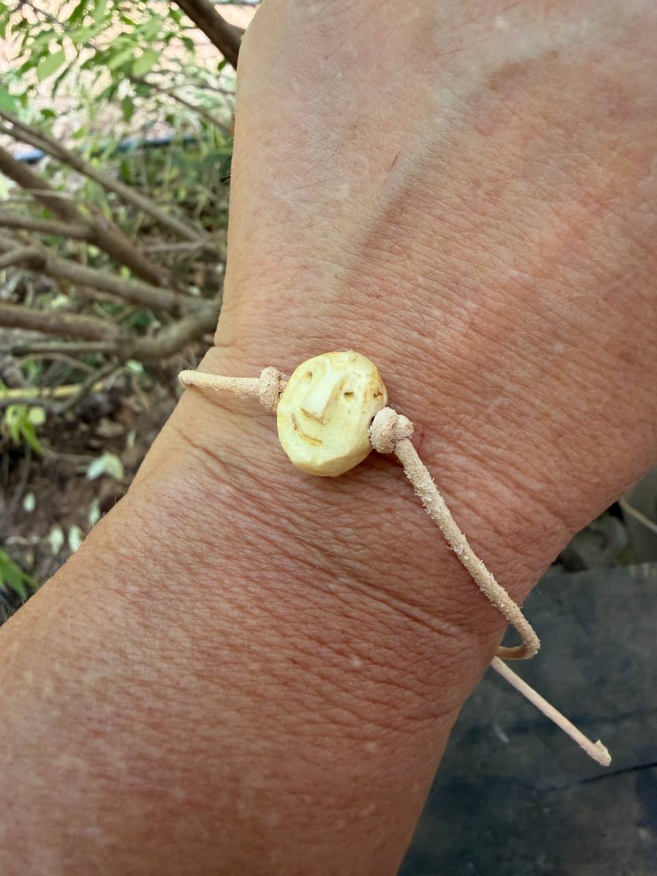 Armbandwichtel Nussi handgeschnitzt aus magischer Baumperle