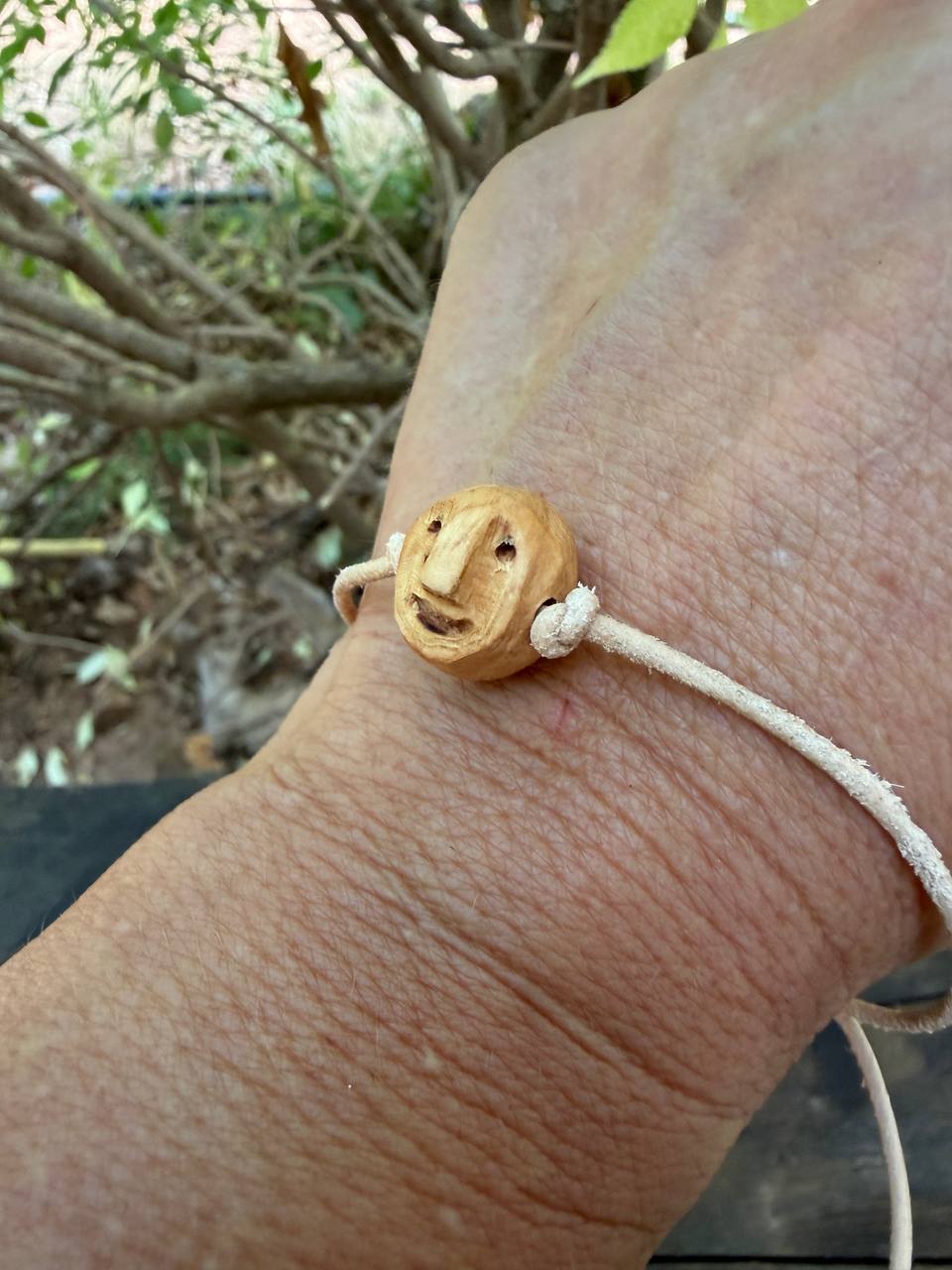 Armbandwichtel Waldemine handgeschnitzt aus magischer Baumperle