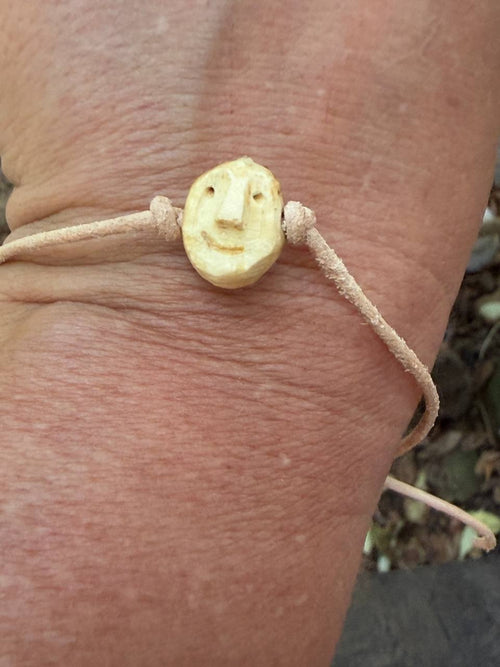Armbandwichtel Nussi handgeschnitzt aus magischer Baumperle