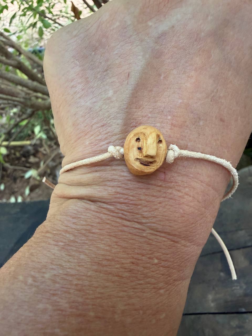Armbandwichtel Waldemine handgeschnitzt aus magischer Baumperle