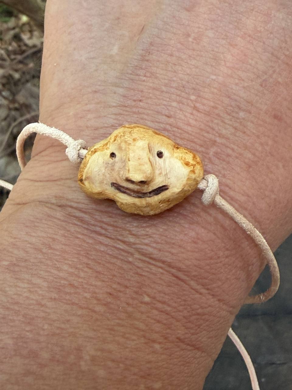 Armbandwichtel Farnulf handgeschnitzt aus magischer Baumperle