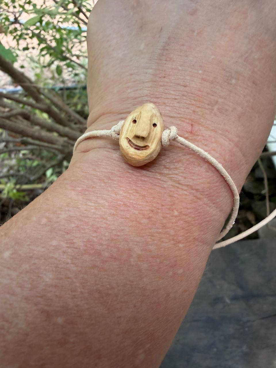 Armbandwichtel Tannick handgeschnitzt aus magischer Baumperle