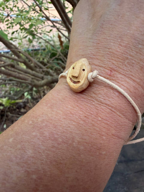 Armbandwichtel Tannick handgeschnitzt aus magischer Baumperle