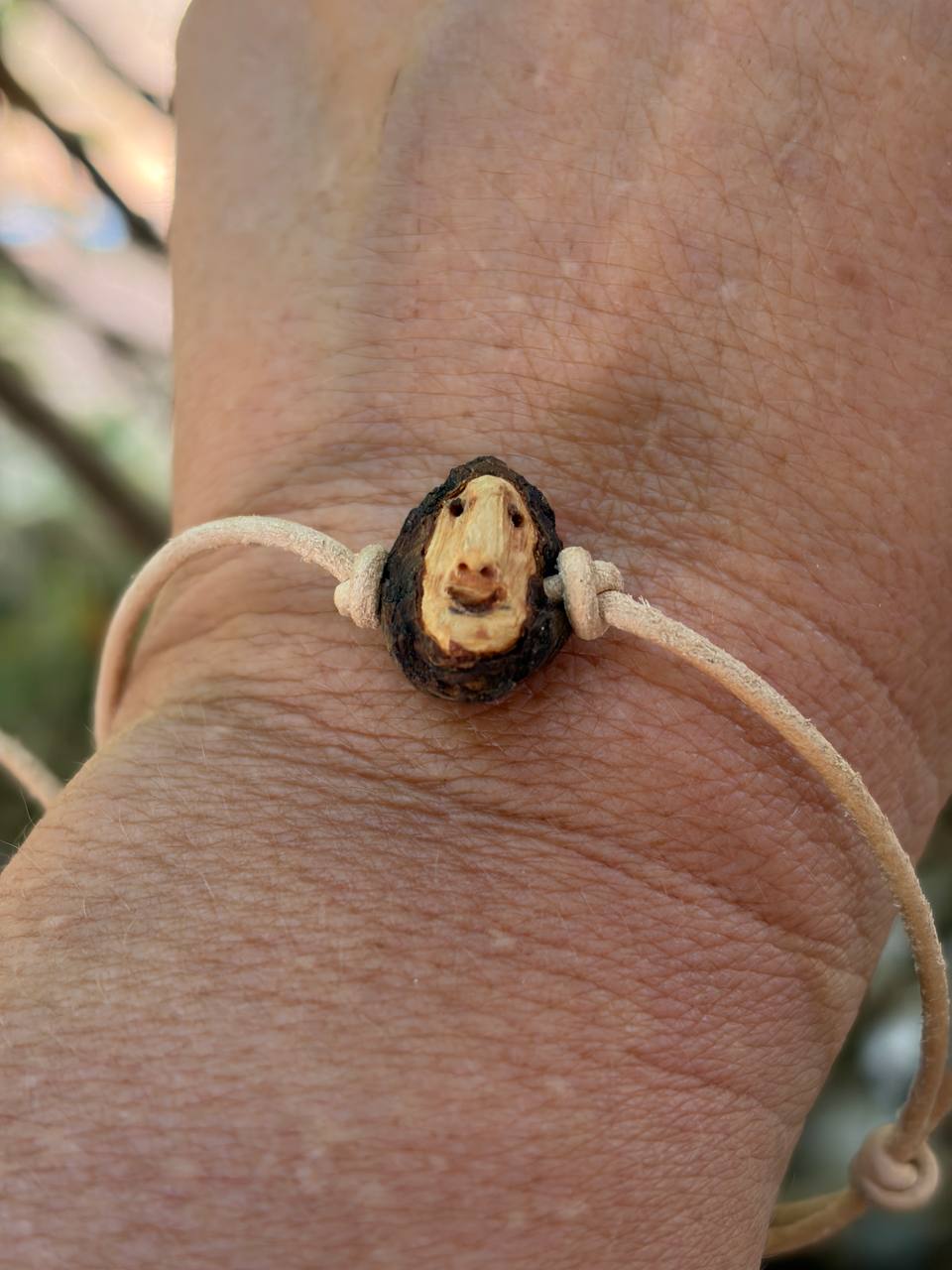 Armbandwichtel Morlin handgeschnitzt aus magischer Baumperle