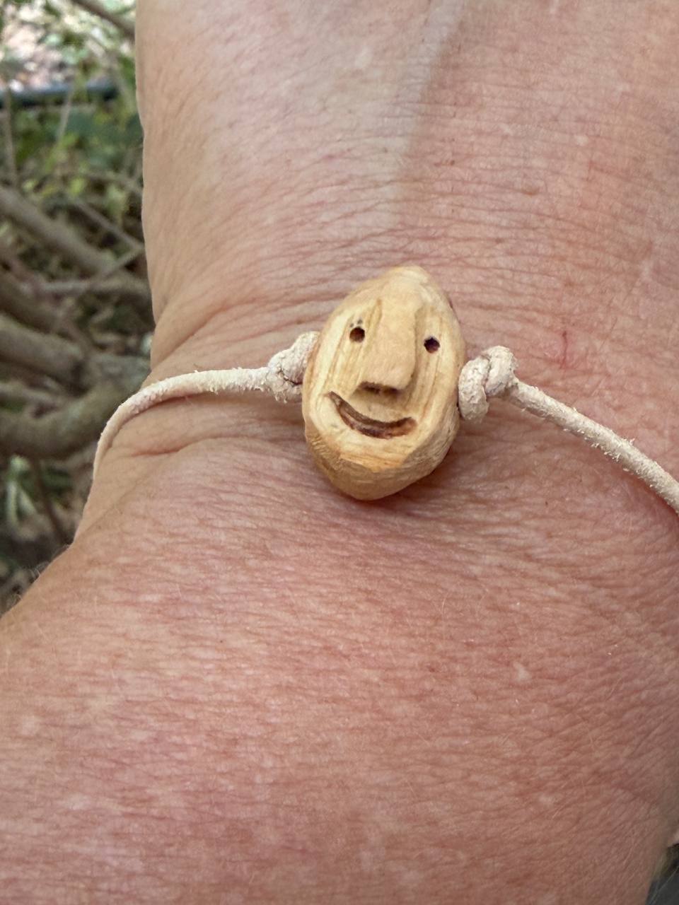Armbandwichtel Tannick handgeschnitzt aus magischer Baumperle