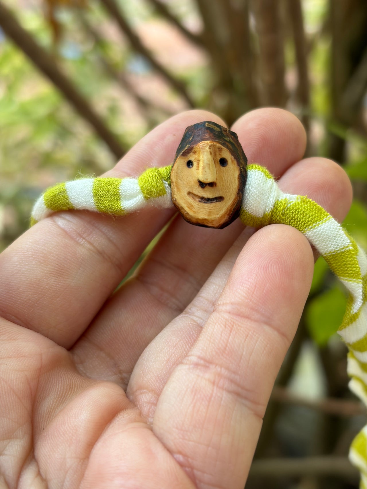 Armbandwichtel Morkel handgeschnitzt aus magischer Baumperle