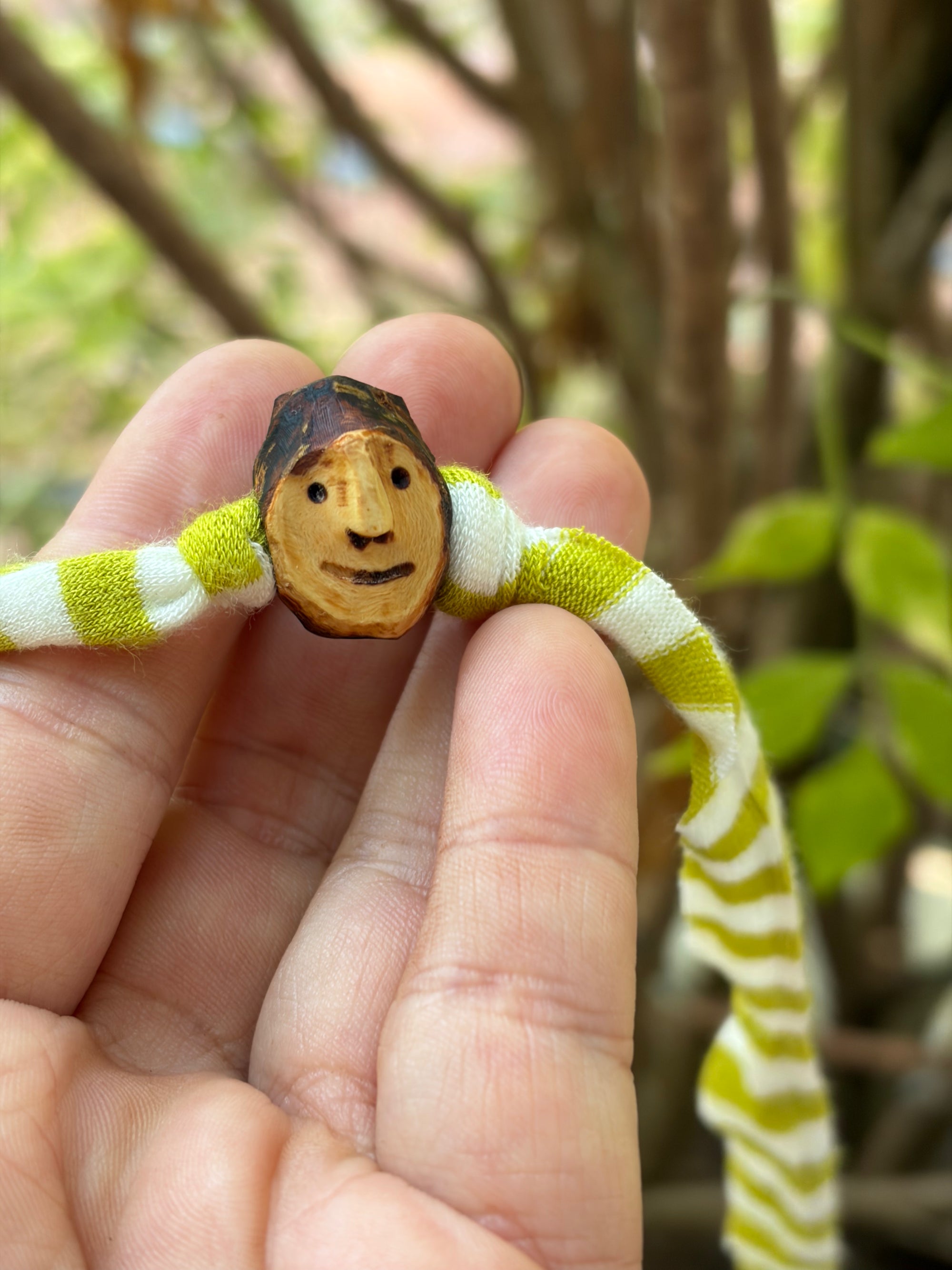 Armbandwichtel Morkel handgeschnitzt aus magischer Baumperle
