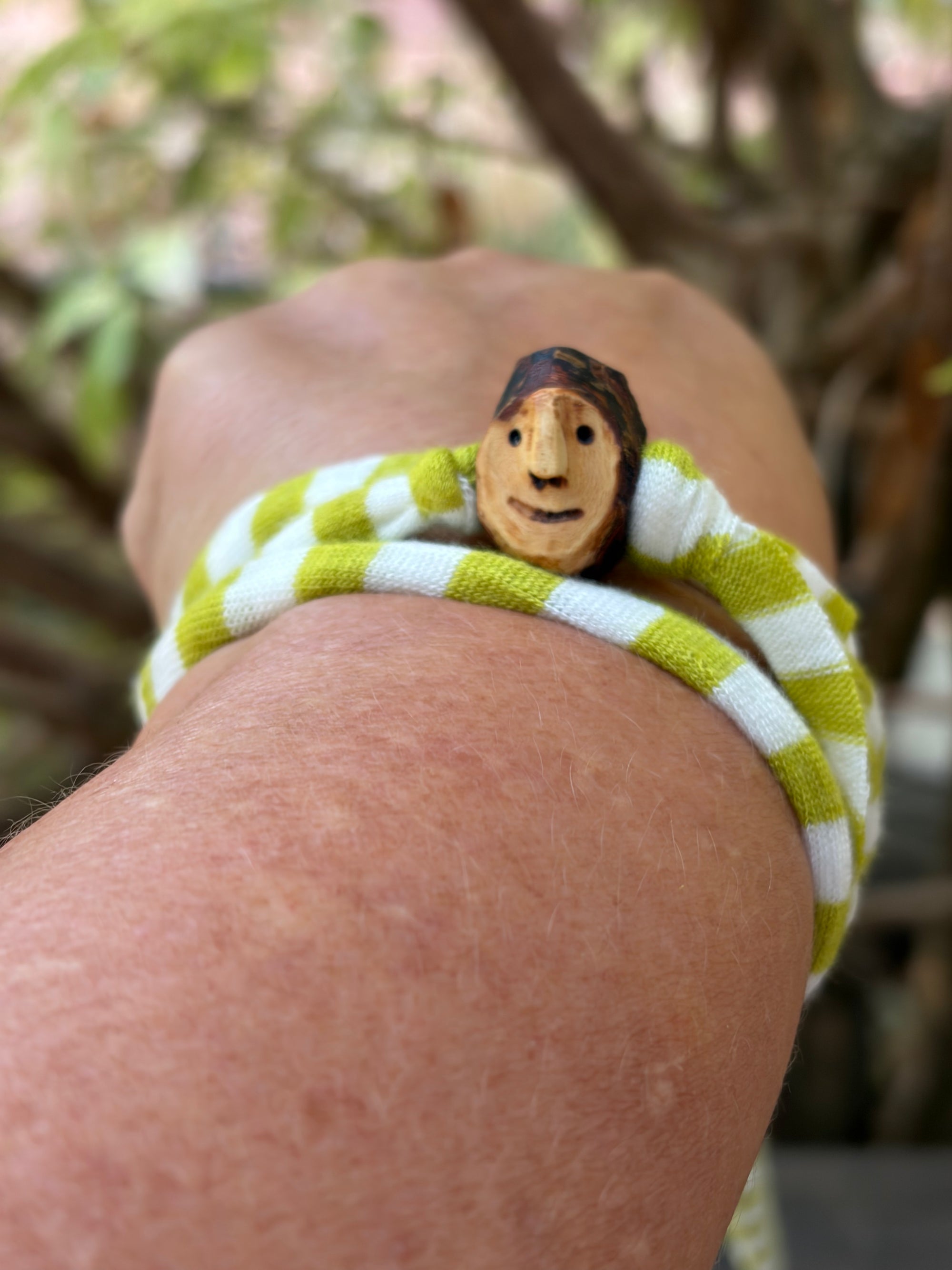 Armbandwichtel Morkel handgeschnitzt aus magischer Baumperle